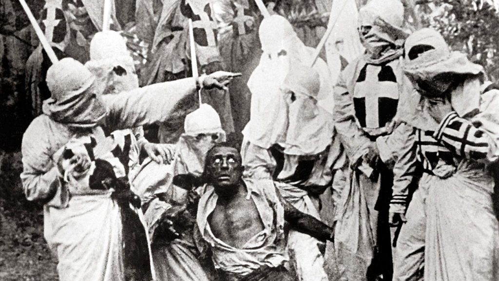 Ku Klux Klan i lynchningstagen i ökända klassikern "Nationens födelse" (1915). Deras svarta offer spelades av en svartsminkad vit skådespelare, Walter Long. 